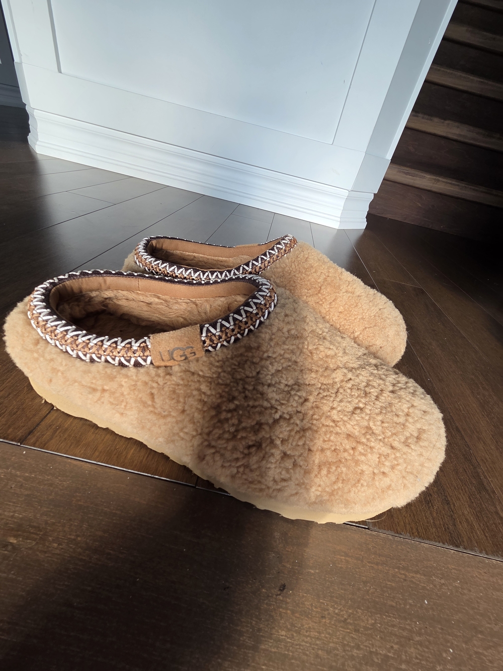 Ugg Womens Tasman Maxi Curly In Chestnut - Picture 2 of 5